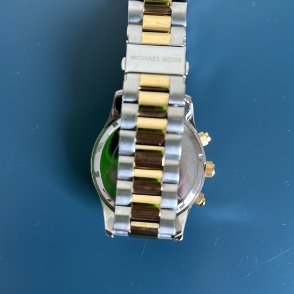Excellent condition Michael KORS two tone oversized watch - Picture 3 of 3